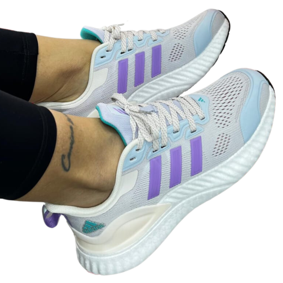 ADIDAS ULTRA BOOST MUJER: La Mejor Opción para Correr y Estilo Casual ¿Estás buscando las ADIDAS ULTRA BOOST MUJER perfectas para combinar estilo, comodidad y rendimiento? En Onlineshoppingcenterg te ofrecemos una gran variedad de estas zapatillas, ideales tanto para correr como para el uso diario. En este artículo te explicaremos por qué son una excelente elección, sus características principales y dónde comprarlas al mejor precio.  ¿Por Qué Elegir ADIDAS ULTRA BOOST MUJER? Las ADIDAS ULTRA BOOST MUJER se han ganado la fama de ser una de las mejores zapatillas de running para mujeres debido a su tecnología innovadora y diseño elegante. Aquí te explicamos algunas de las principales razones por las que deberías considerarlas:  1. Comodidad Inigualable Las ADIDAS ULTRA BOOST MUJER están diseñadas con la famosa tecnología Boost que proporciona una amortiguación excepcional. Esta tecnología está compuesta por miles de pequeñas cápsulas de energía que absorben el impacto de cada paso y devuelven energía a tus pies, haciendo que cada zancada sea más suave y eficiente.  2. Estilo Versátil No solo son funcionales, también tienen un diseño moderno que las convierte en una excelente opción para combinar con tus looks diarios. Ya sea que prefieras las Adidas ultra boost mujer negras, las Adidas ultra boost mujer blancas, o las Adidas ultra boost mujer rosas, estas zapatillas te permitirán destacar en cualquier situación.